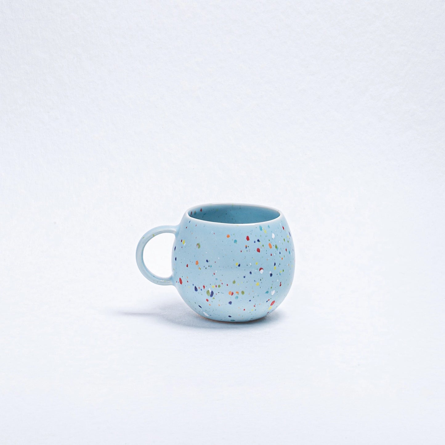 Ball mug with splatter pattern