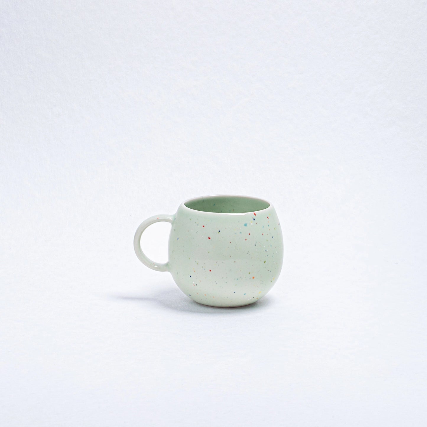 Ball mug with splatter pattern