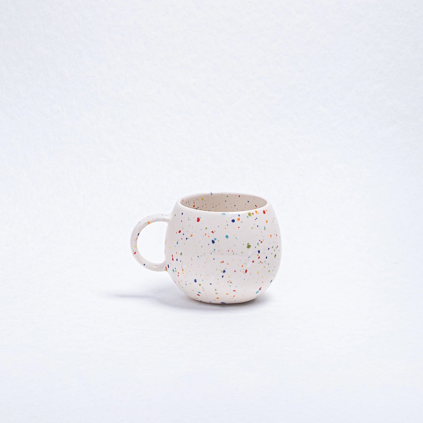 Ball mug with splatter pattern