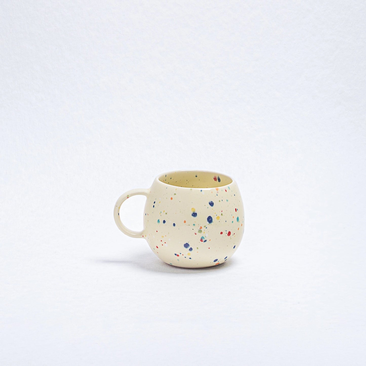 Ball mug with splatter pattern