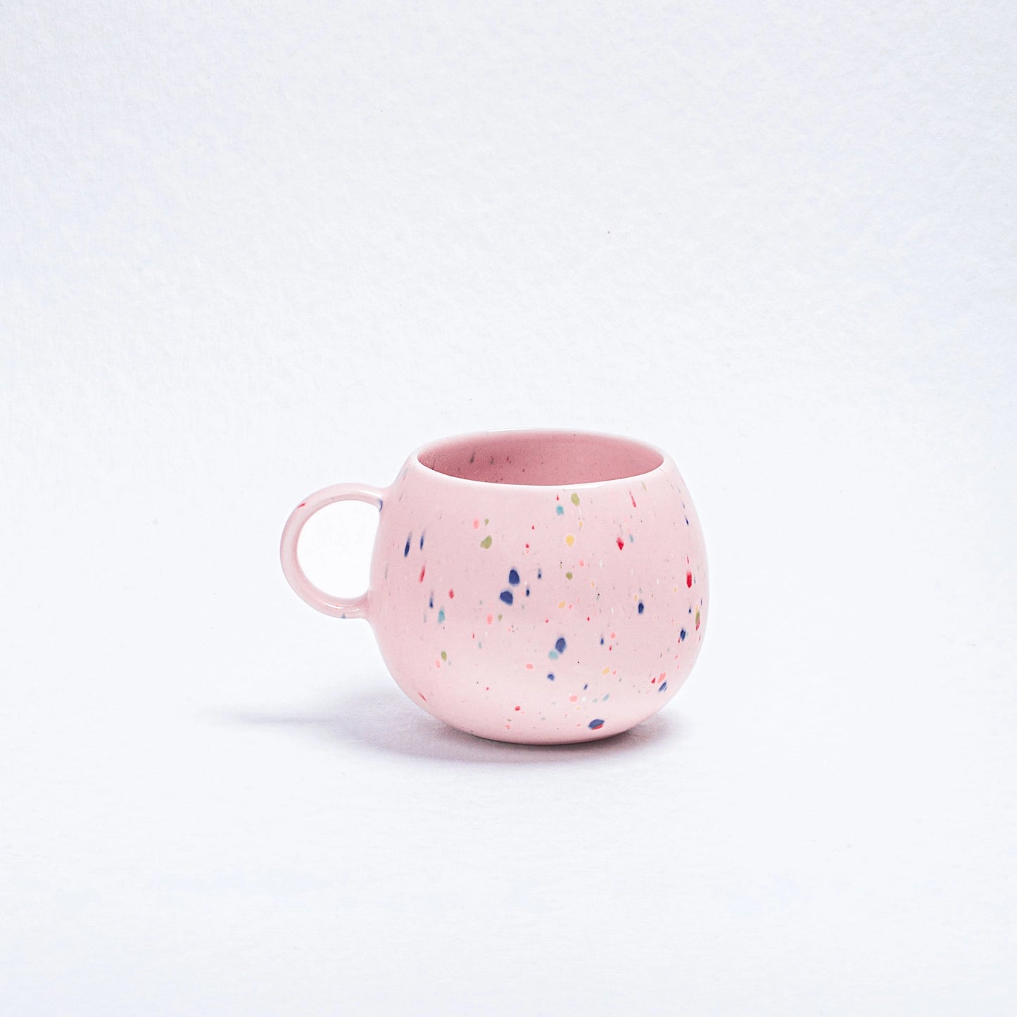 Ball mug with splatter pattern